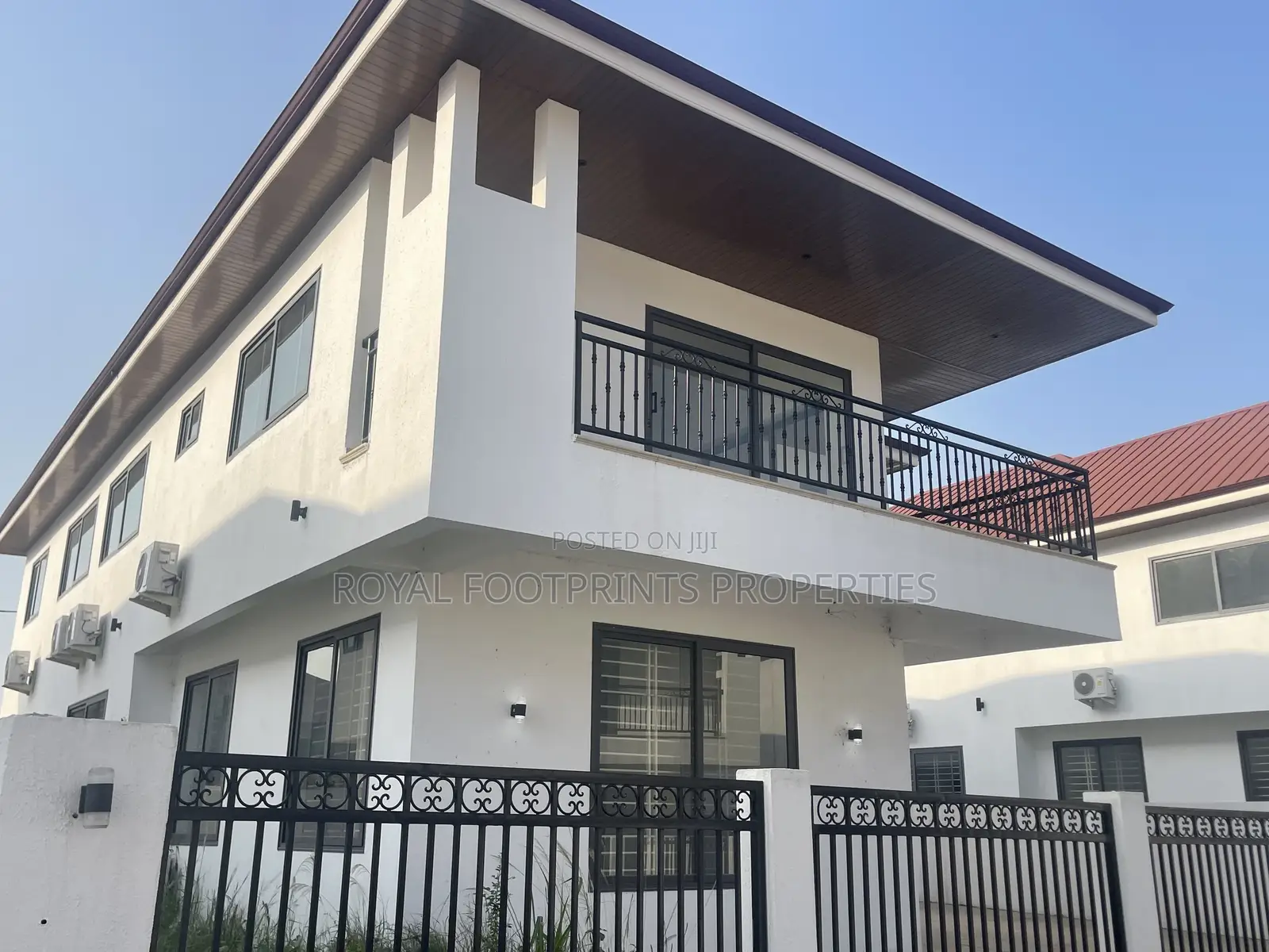 5bdrm House in Luxelooks Properties, Madina for rent in Madina