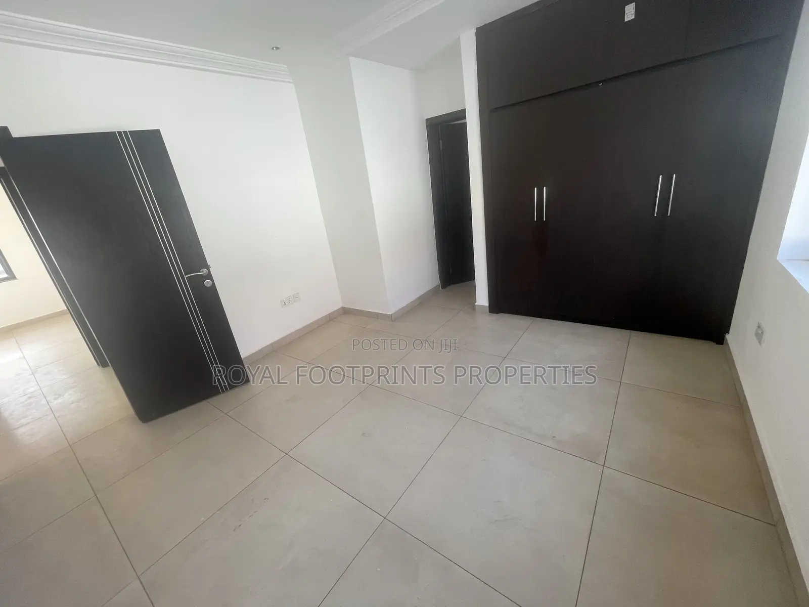 5bdrm House in Luxelooks Properties, Madina for rent in Madina