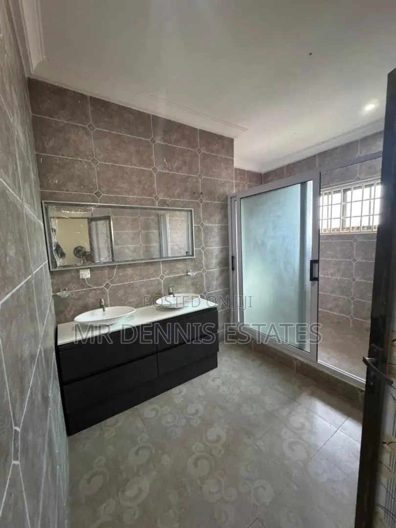 8bdrm House in Westhills Mall for rent in West Hills Mall Area