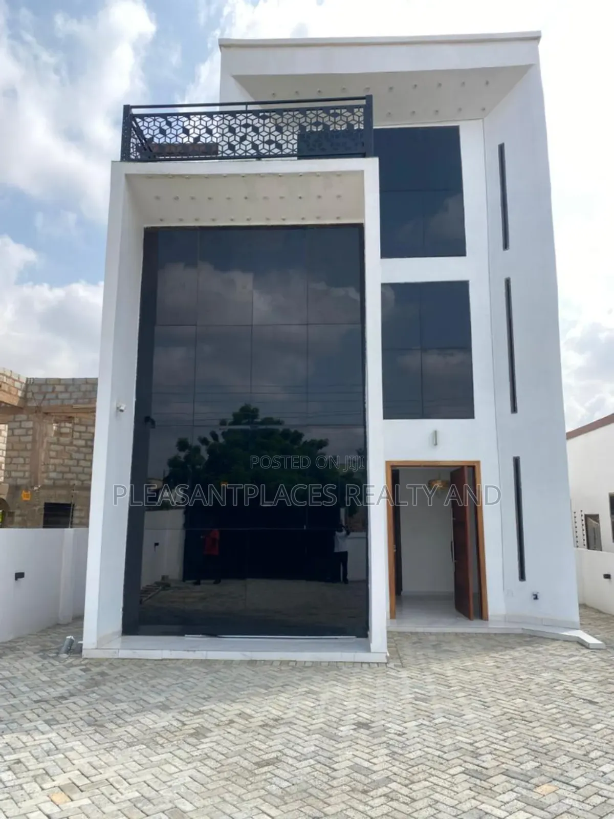 5bdrm House in Pleasantplaces, East Legon for sale in East Legon