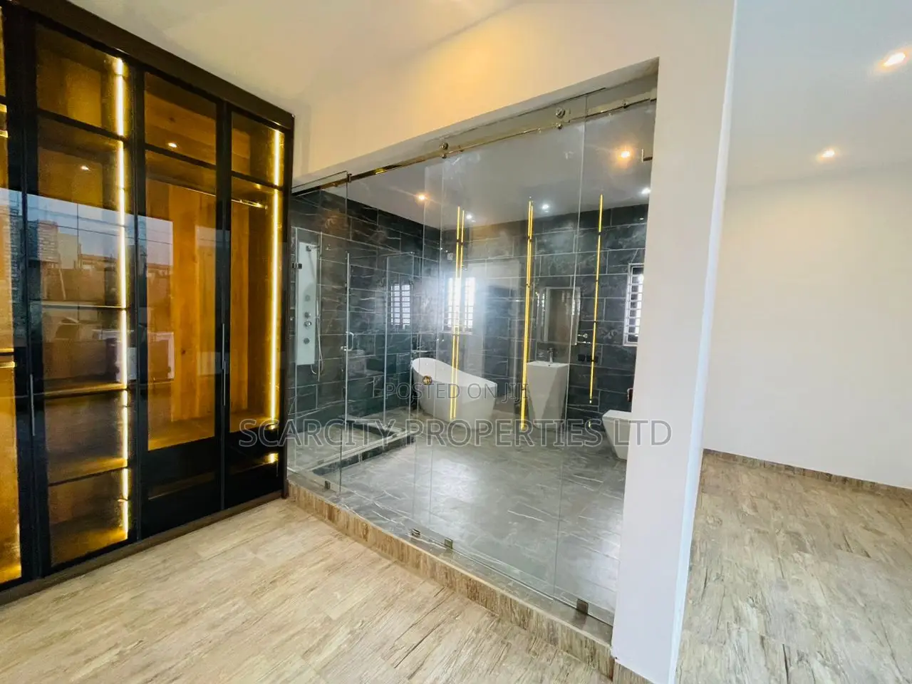 5bdrm House in Lakeside, Adenta for sale in Adenta