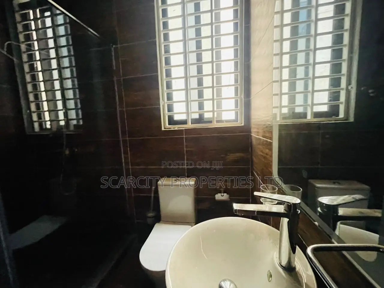5bdrm House in Lakeside, Adenta for sale in Adenta