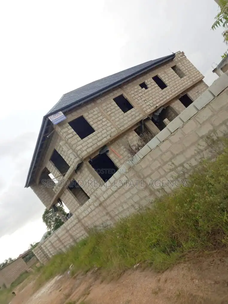 5bdrm Duplex in Amasaman for sale in Amasaman