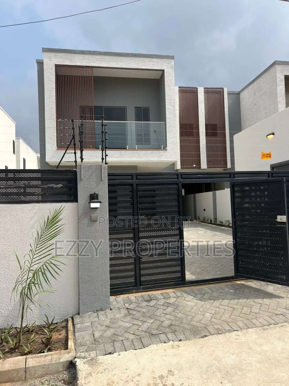 4bdrm House in School Junction for rent in Ashaley Botwe