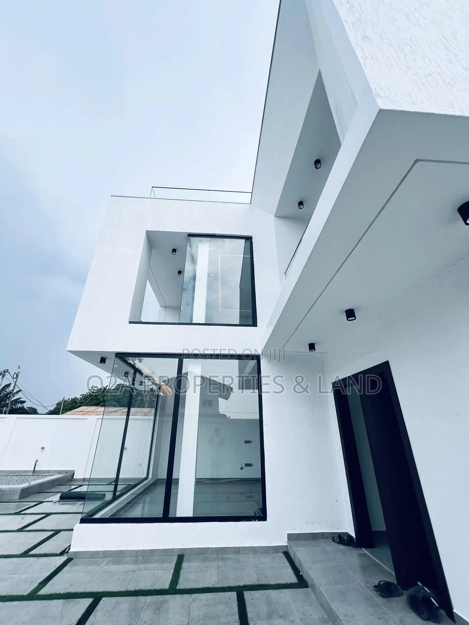 5bdrm House in Ashaley Botwe, Lake Side Estate for sale in Lake Side Estate
