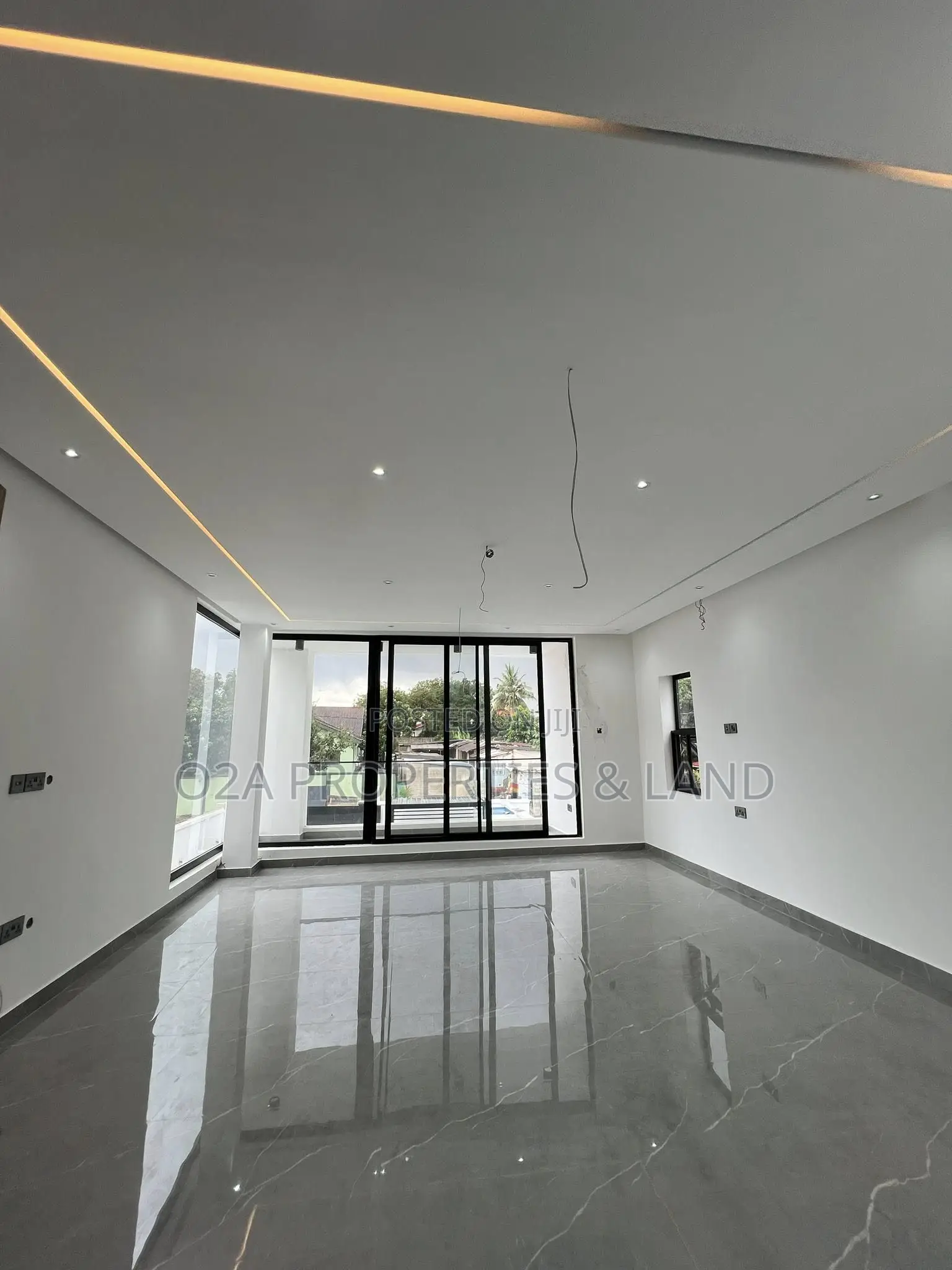 5bdrm House in Ashaley Botwe, Lake Side Estate for sale in Lake Side Estate