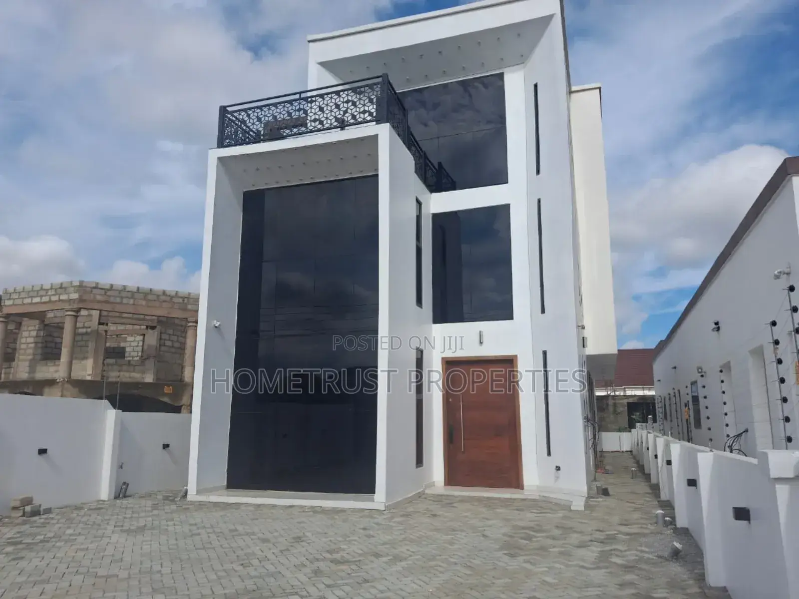 5bdrm Duplex in Hometrust Properties, East Legon for sale in East Legon