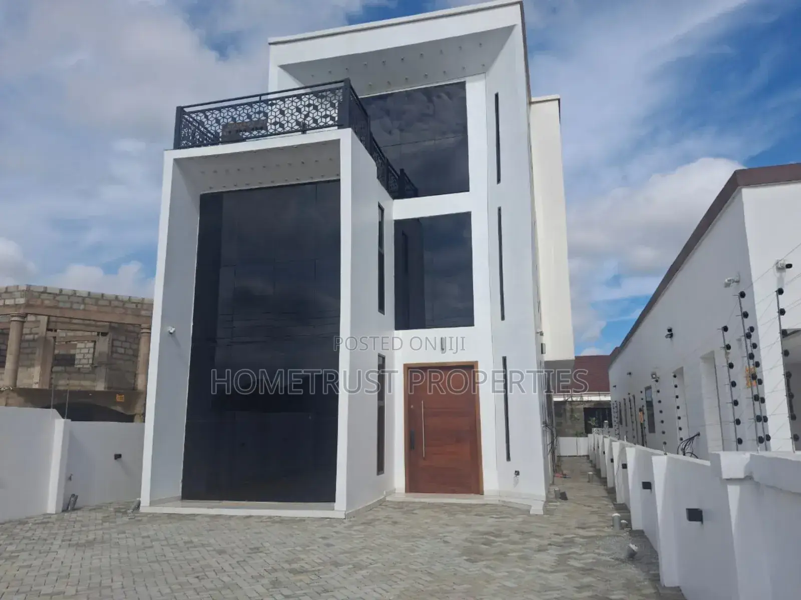 5bdrm Duplex in Hometrust Properties, East Legon for sale in East Legon