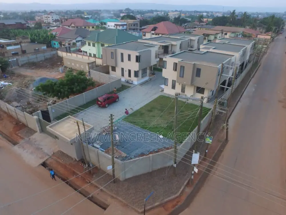 3bdrm Duplex in Adenta Estates, SDA Area for sale in SDA Area