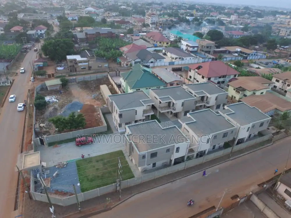 3bdrm Duplex in Adenta Estates, SDA Area for sale in SDA Area