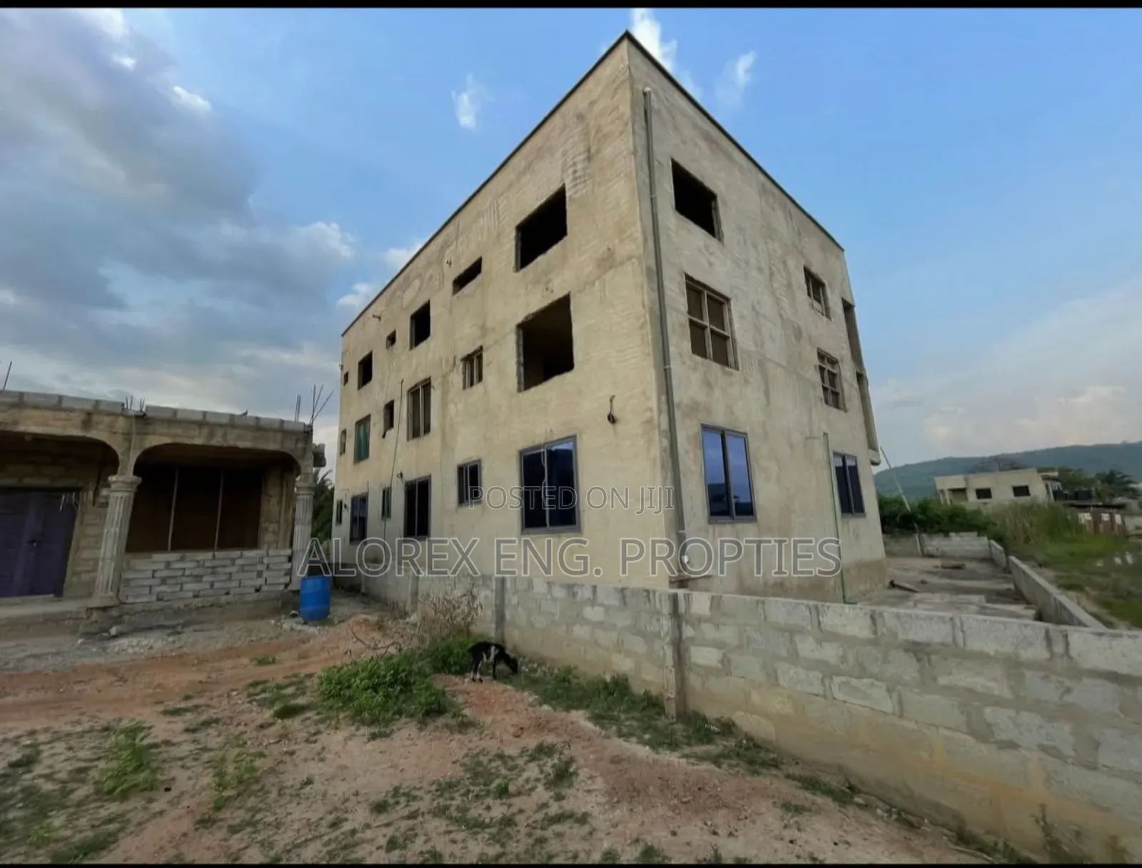 9bdrm Apartment in Uncompleted, Danfa for sale in Danfa