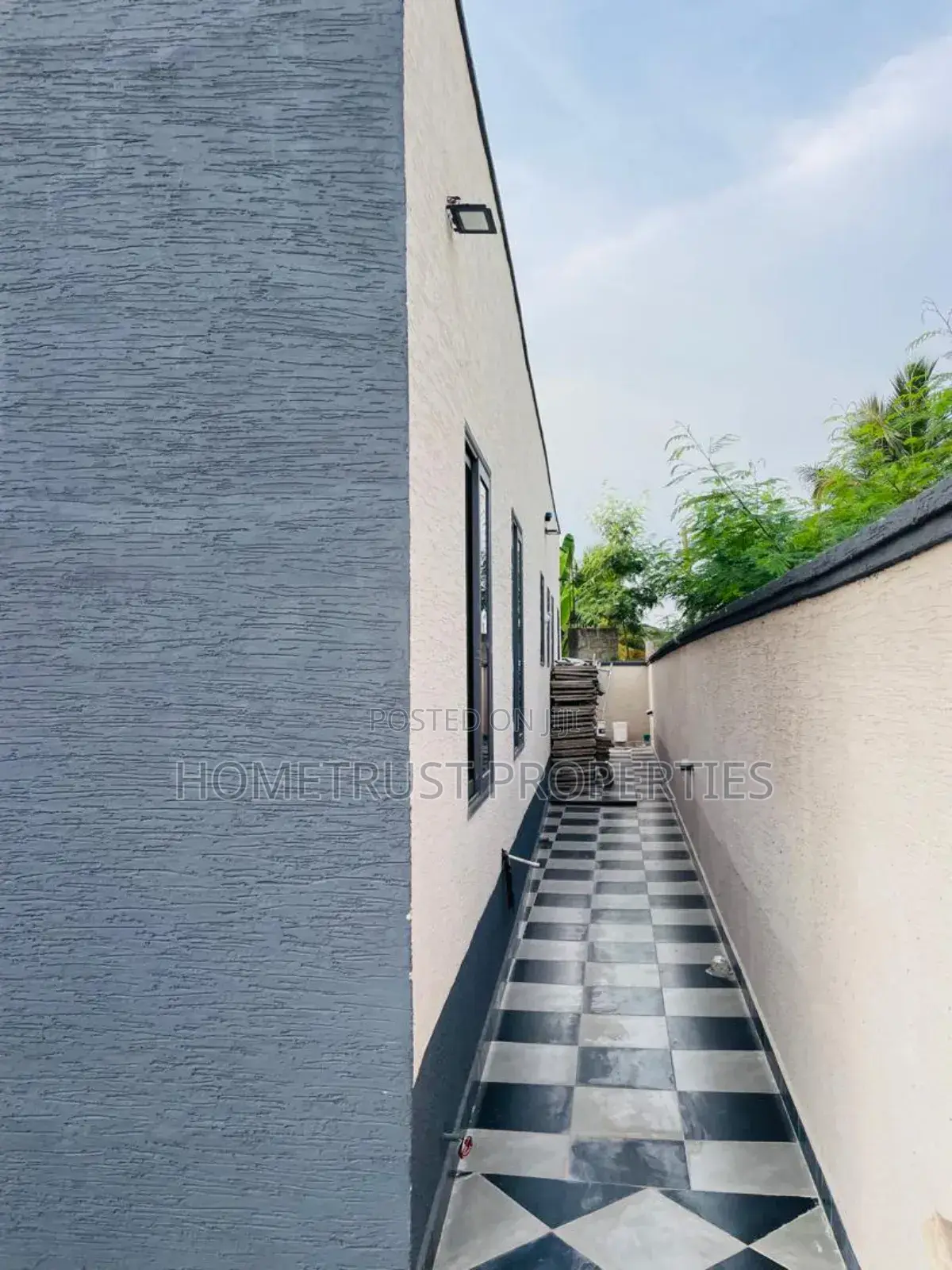 3bdrm Duplex in Hometrust Properties, Ablekuma for sale in Ablekuma