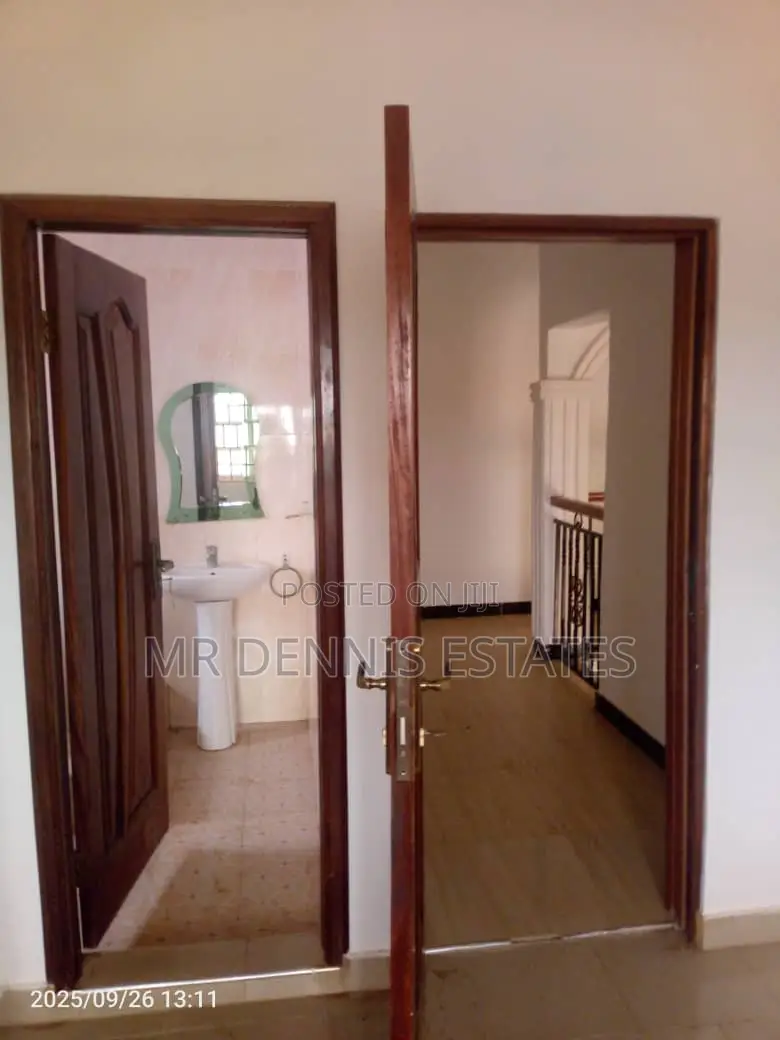 5bdrm House in Westhills Hills Mall for rent in West Hills Mall Area