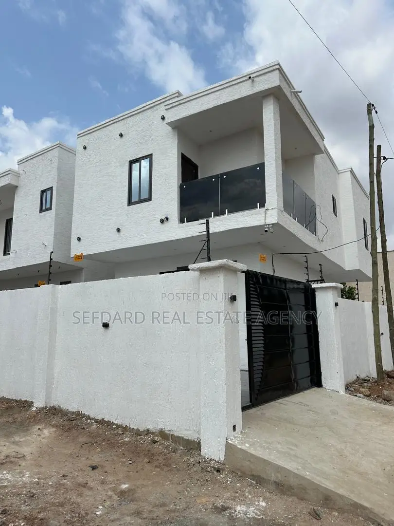 3bdrm Duplex in Ashaley Botwe for sale in Ashaley Botwe