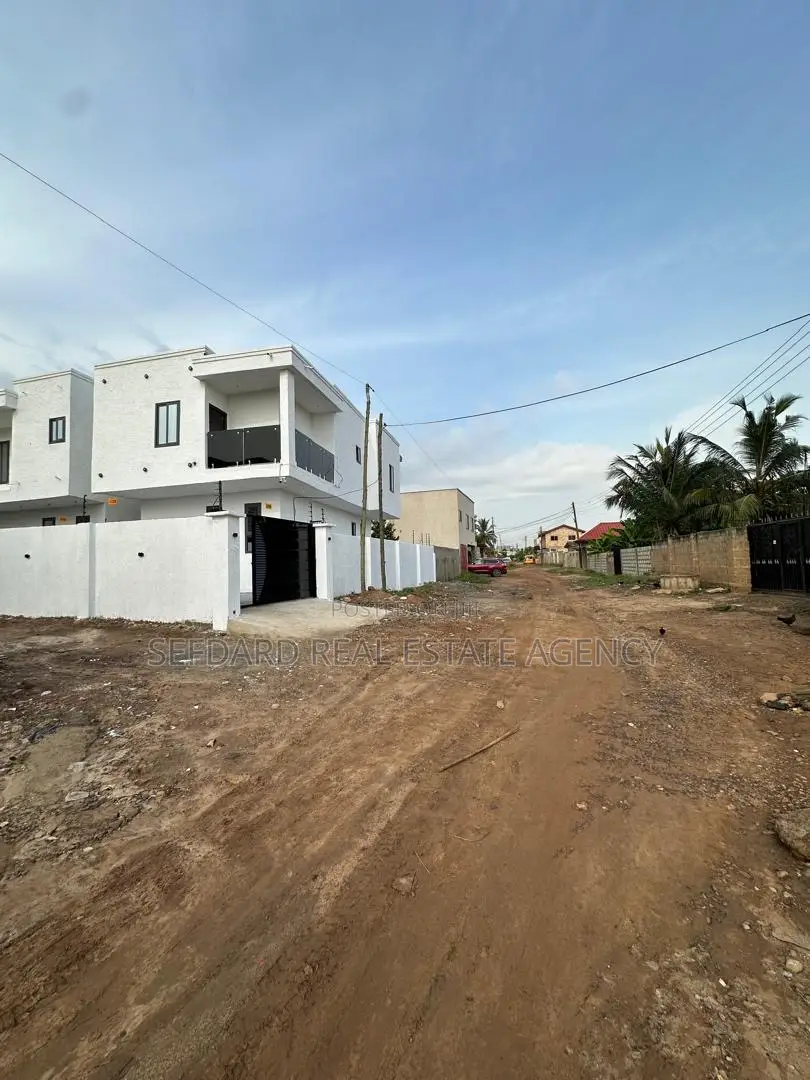 3bdrm Duplex in Ashaley Botwe for sale in Ashaley Botwe