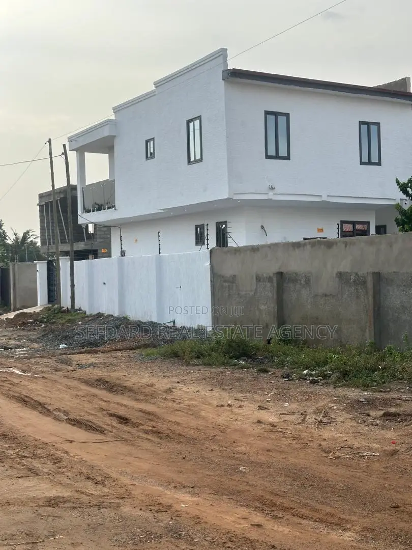 3bdrm Duplex in Ashaley Botwe for sale in Ashaley Botwe