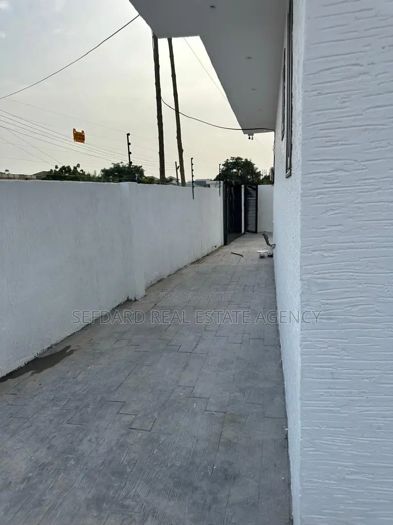 3bdrm Duplex in Ashaley Botwe for sale in Ashaley Botwe