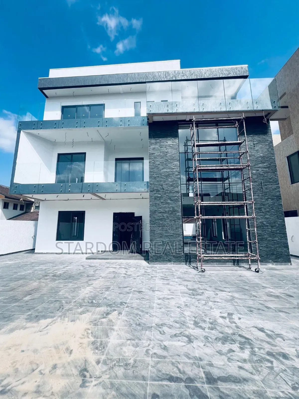 4bdrm Duplex in Adjiringanor, East Legon for sale in East Legon