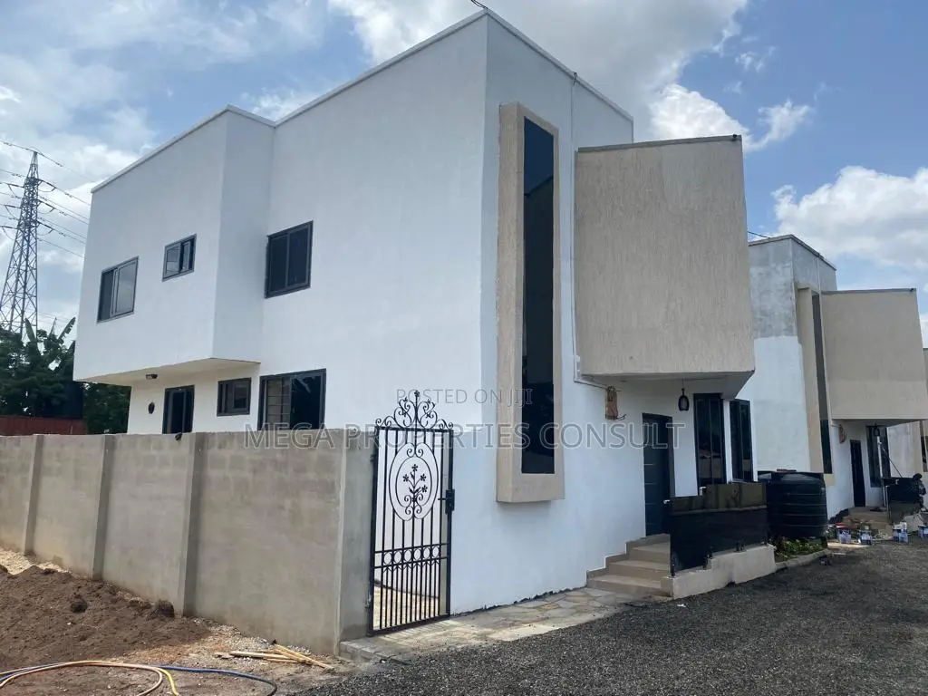 4bdrm Townhouse/Terrace in West Legon for sale in West Legon