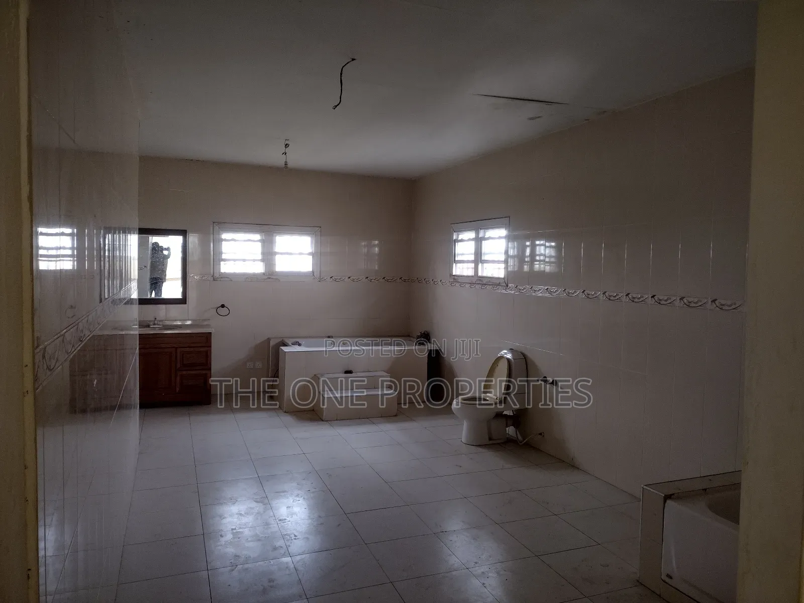 7bdrm Mansion in Amasaman for sale in Amasaman