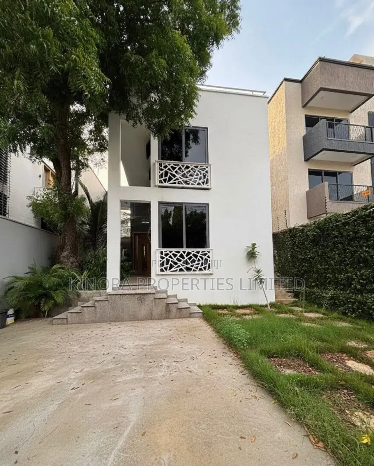 4bdrm Duplex in East Airport for sale in Airport Residential Area