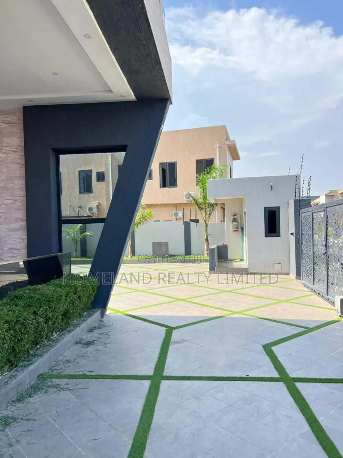 5bdrm Duplex in East Airport for sale in Airport Residential Area