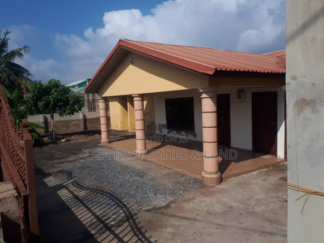 5bdrm House in Adenta Housing Down for sale in Housing Down