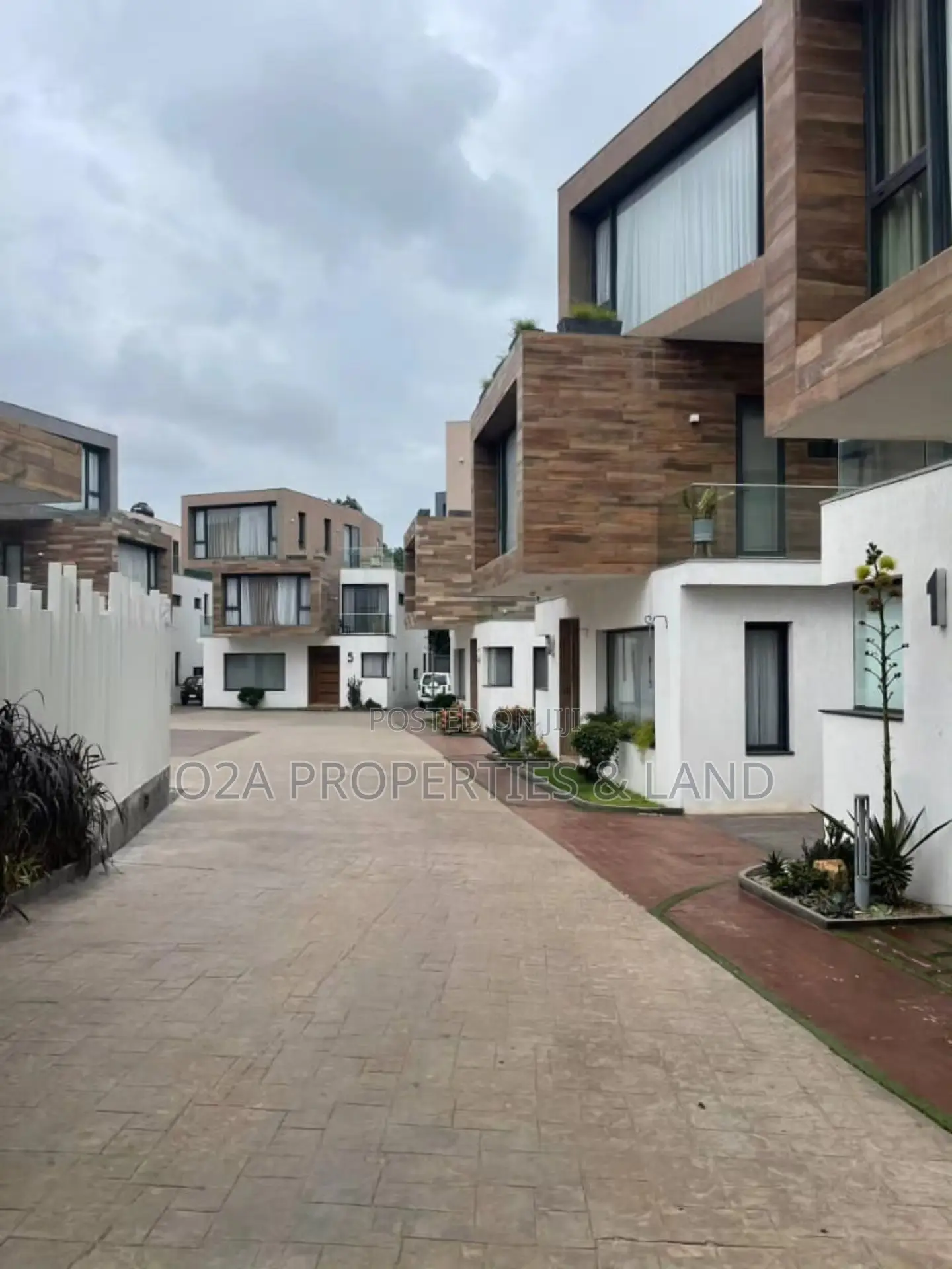 4bdrm Townhouse/Terrace in Cantonments, Acquinas for sale in Acquinas
