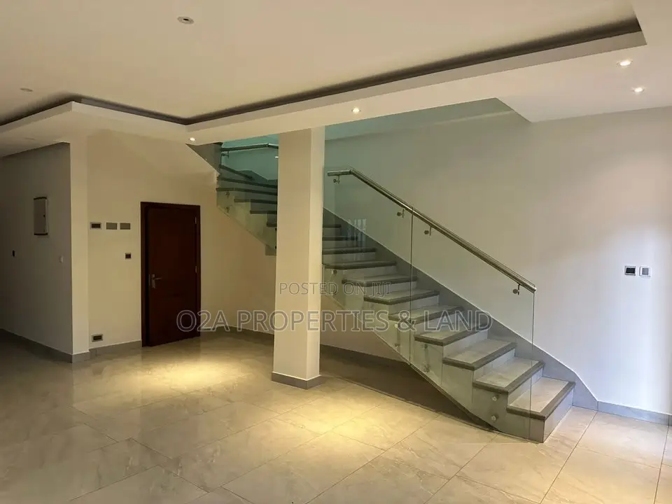 5bdrm House in East Legon, A&C Mall Area for sale in A&C Mall Area