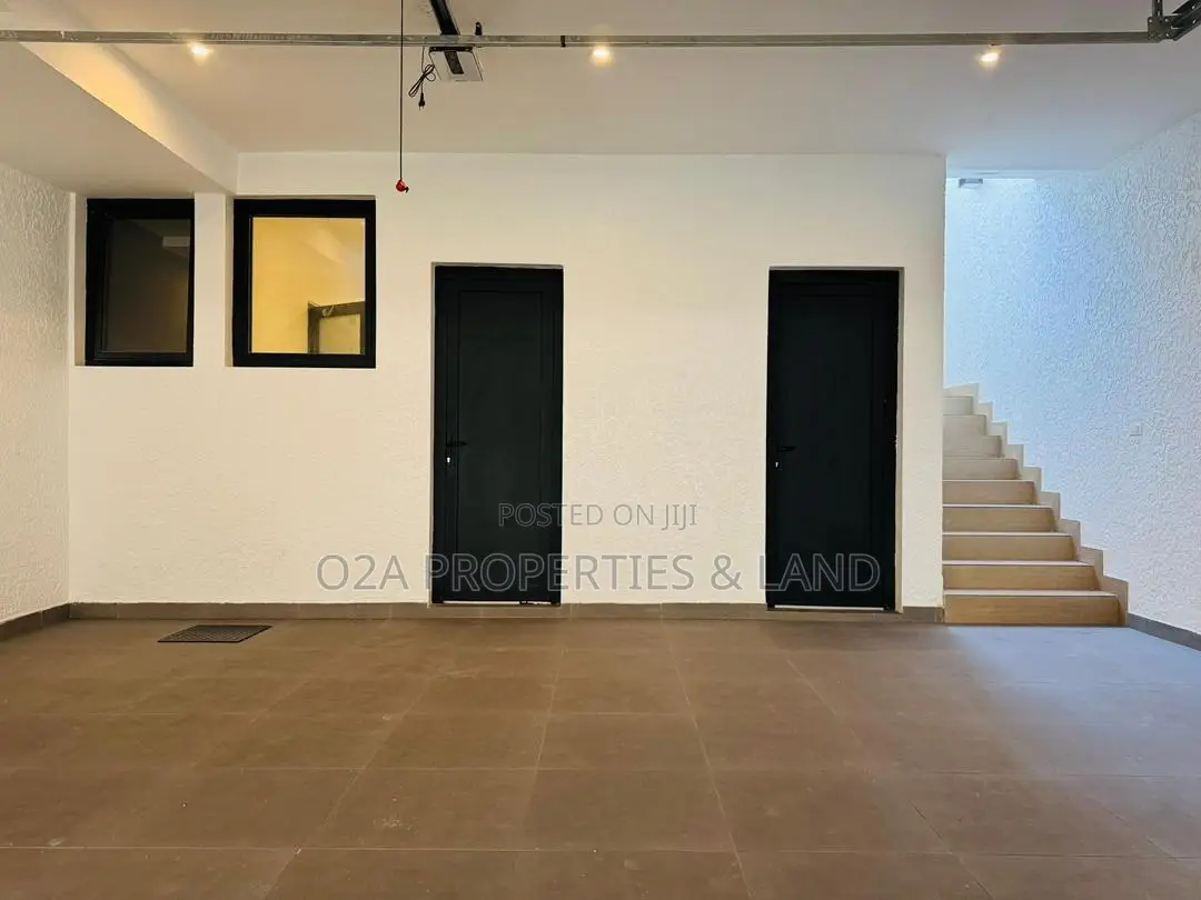 4bdrm Townhouse / Terrace in Cantonments, Acquinas for rent in Acquinas