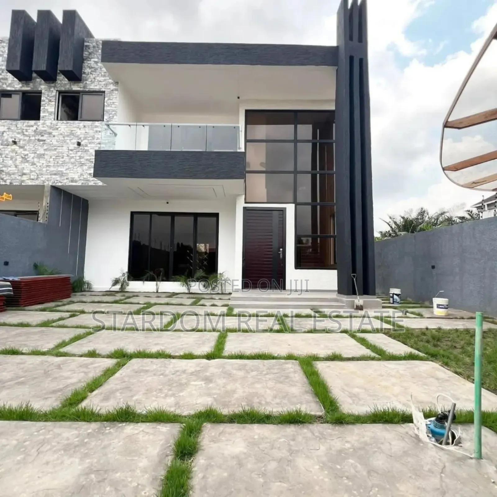 4bdrm Duplex in Adjiringanor, East Legon for sale in East Legon
