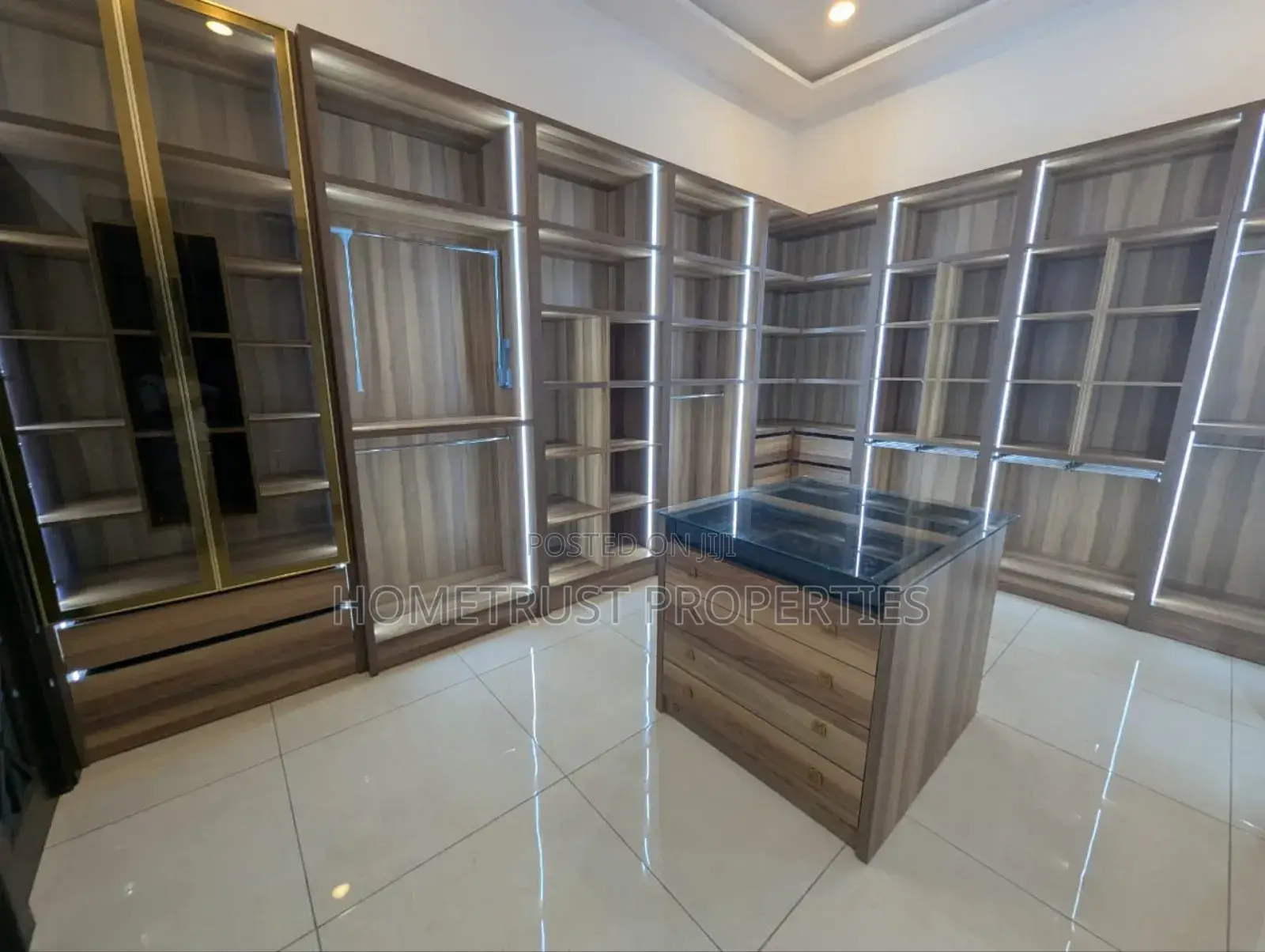 12bdrm Mansion in Hometrust Properties, Cantonments for sale in Cantonments