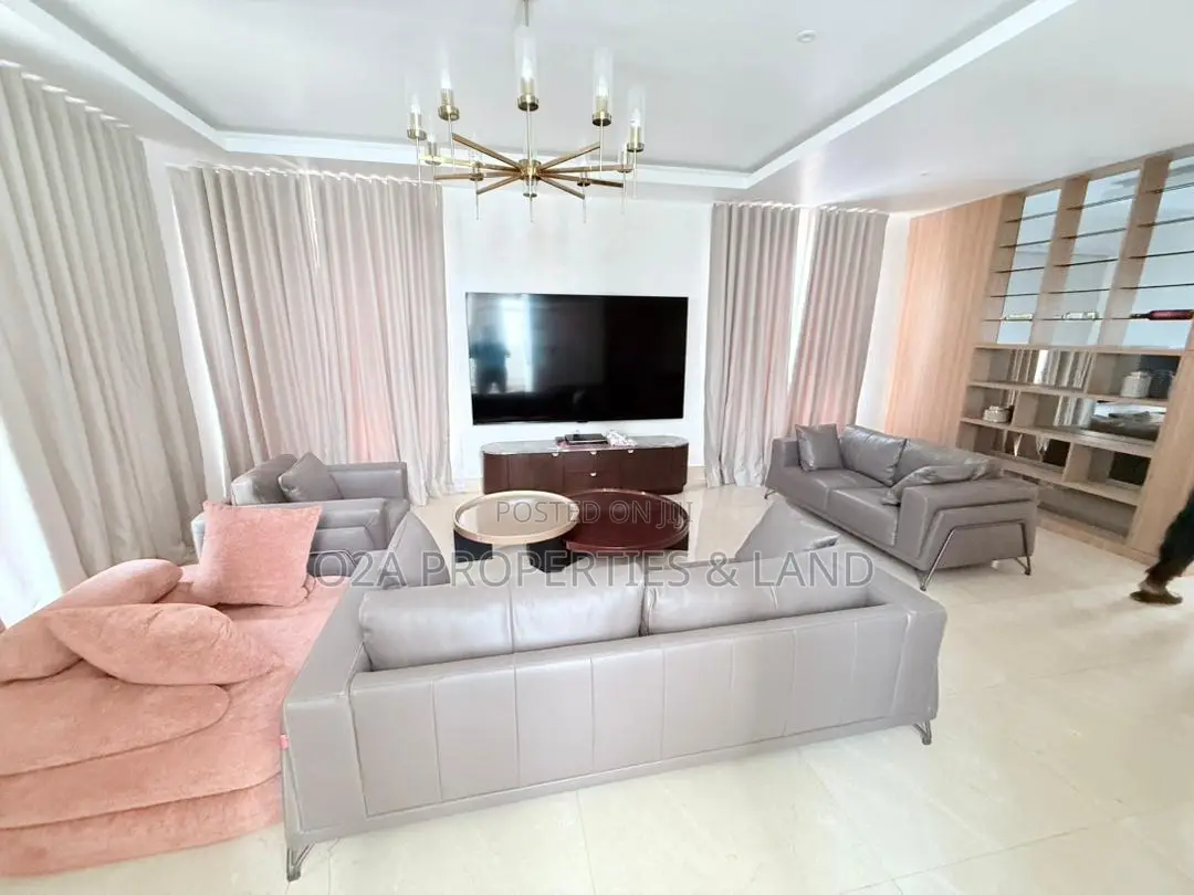 Furnished 5bdrm Townhouse / Terrace in Cantonments, Acquinas for rent in Acquinas