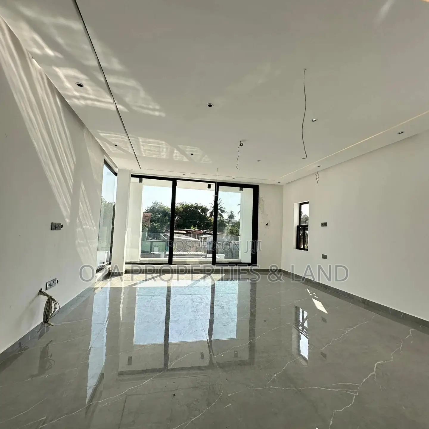 6bdrm House in Ashaley Botwe, Lake Side Estate for sale in Lake Side Estate