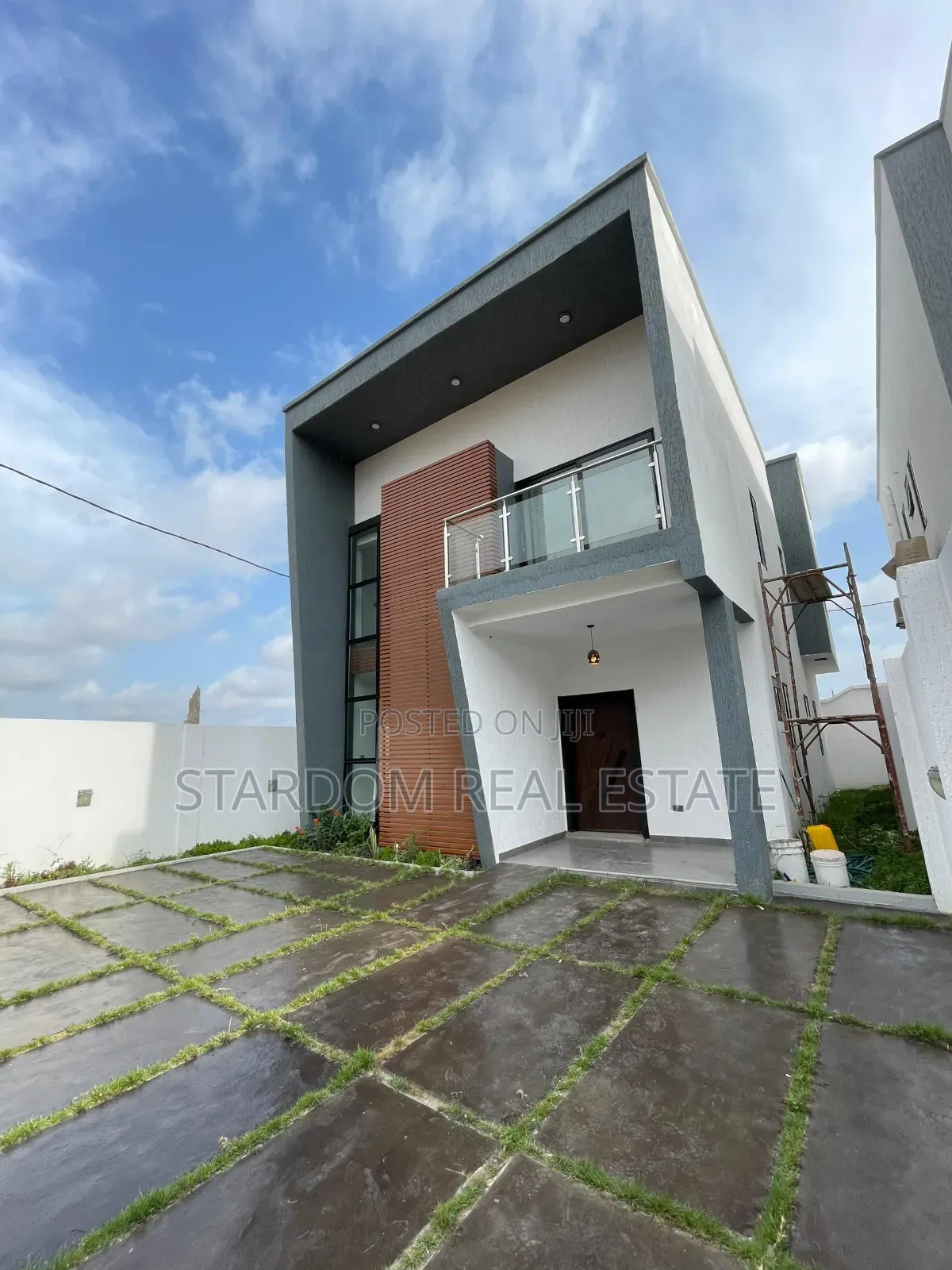 3bdrm Duplex in East Airport for sale in Airport Residential Area