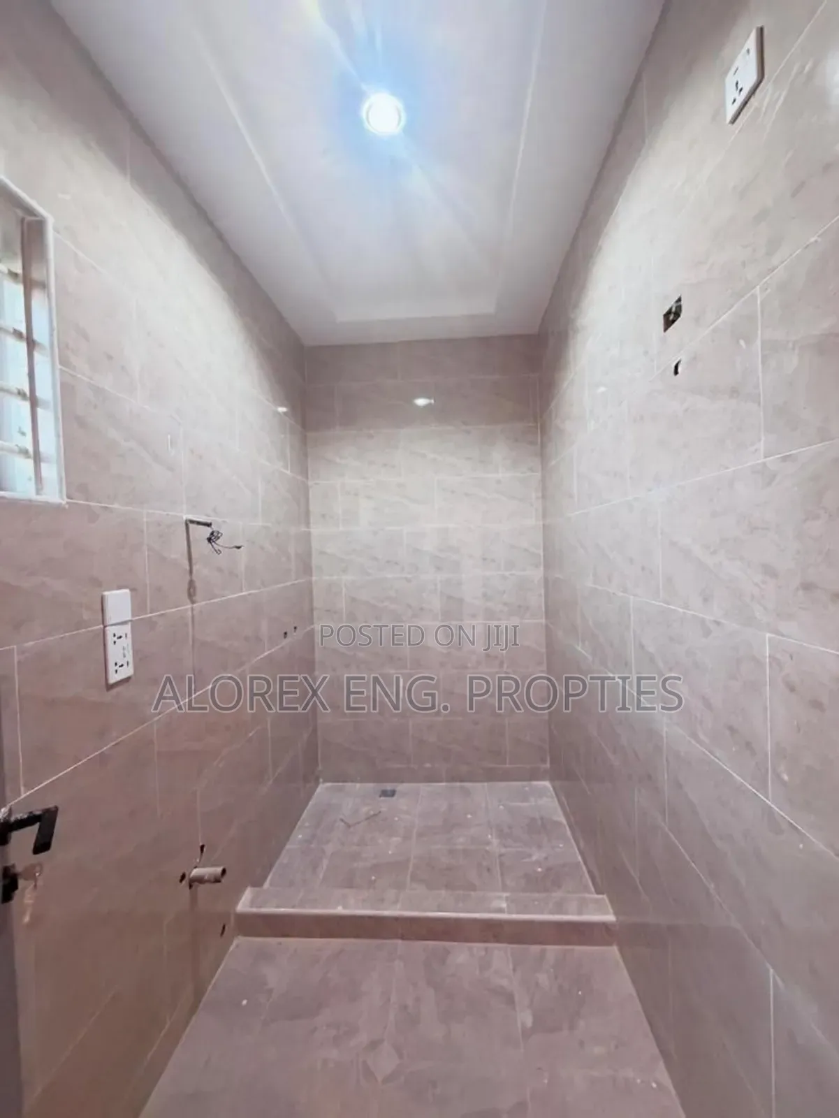 3bdrm Maisonette in Lakeside for sale in Lake Side Estate