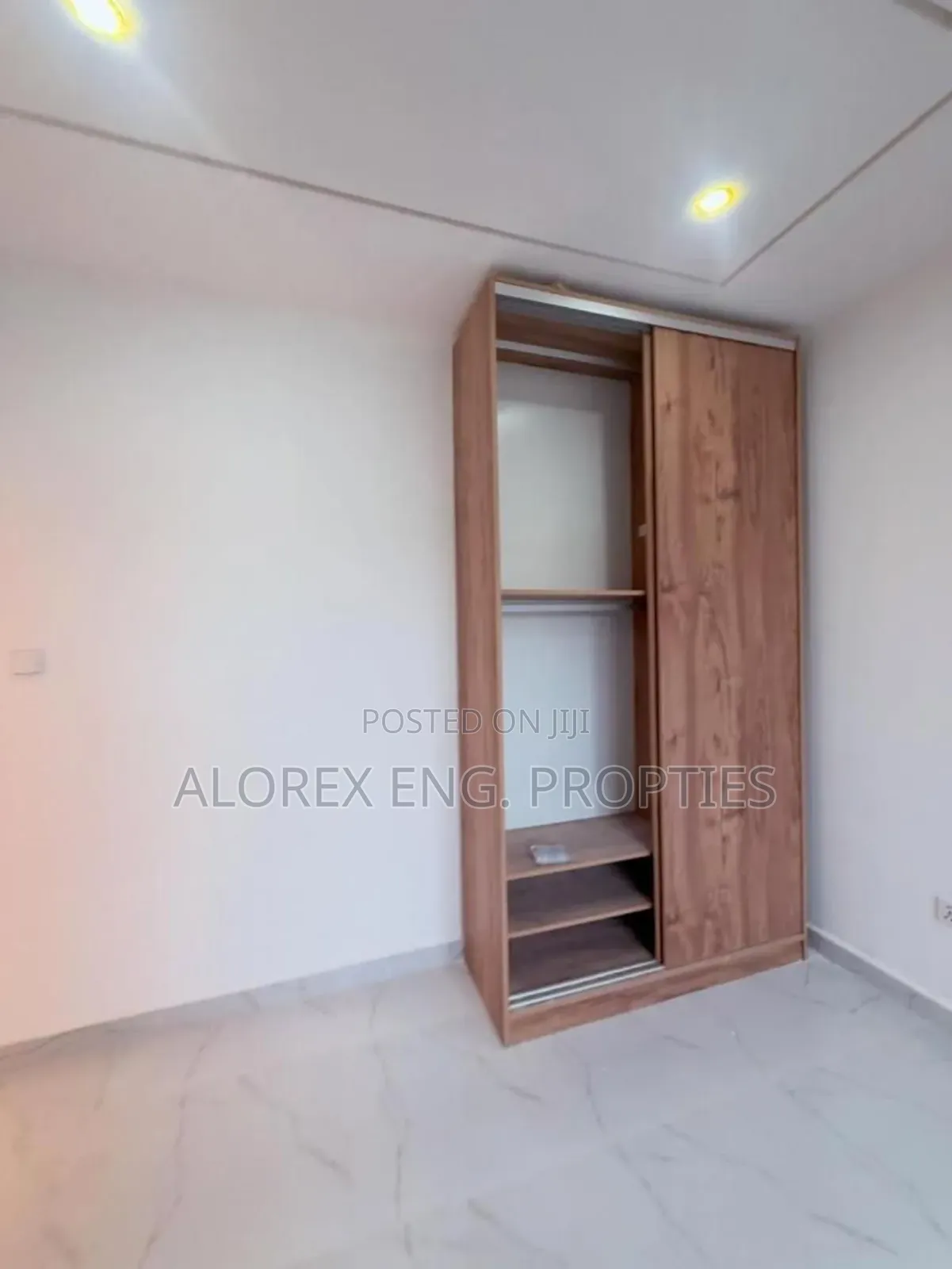 3bdrm Maisonette in Lakeside for sale in Lake Side Estate