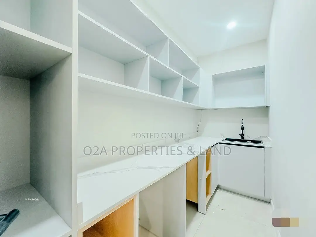 6bdrm House in East Airport for sale in Airport Residential Area