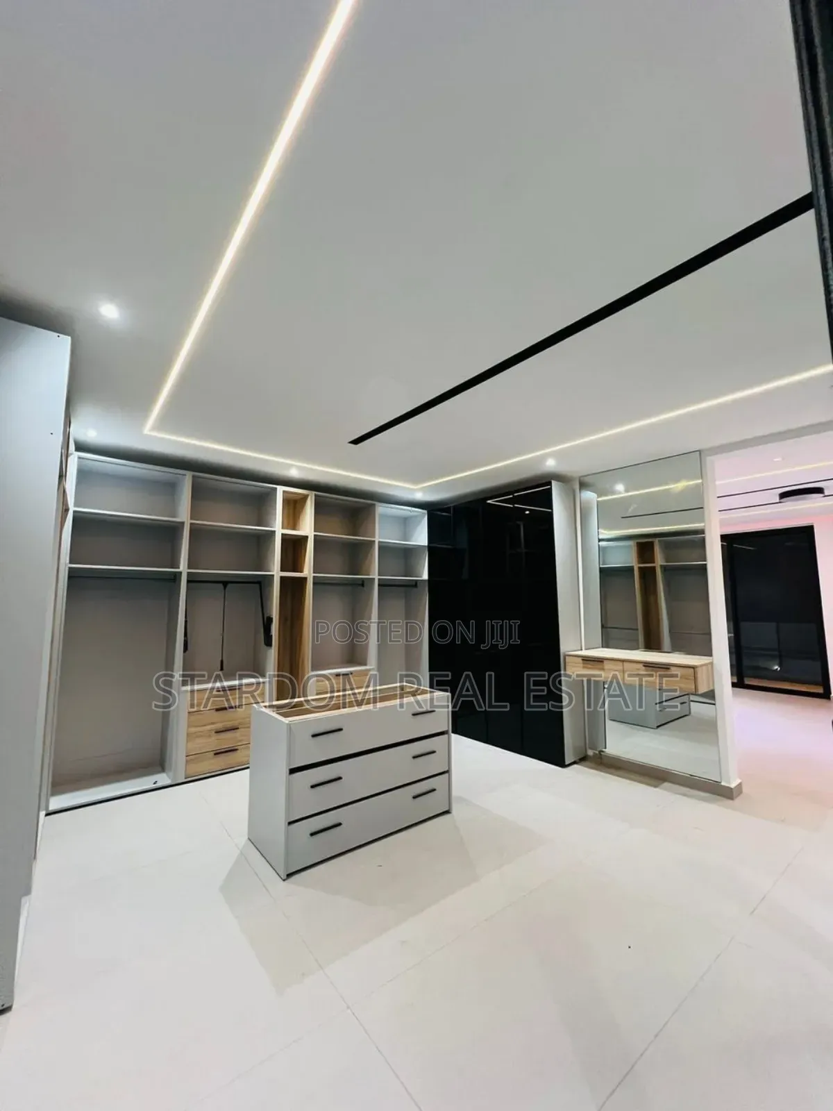 4bdrm Duplex in Ashaley Botwe for sale in Ashaley Botwe