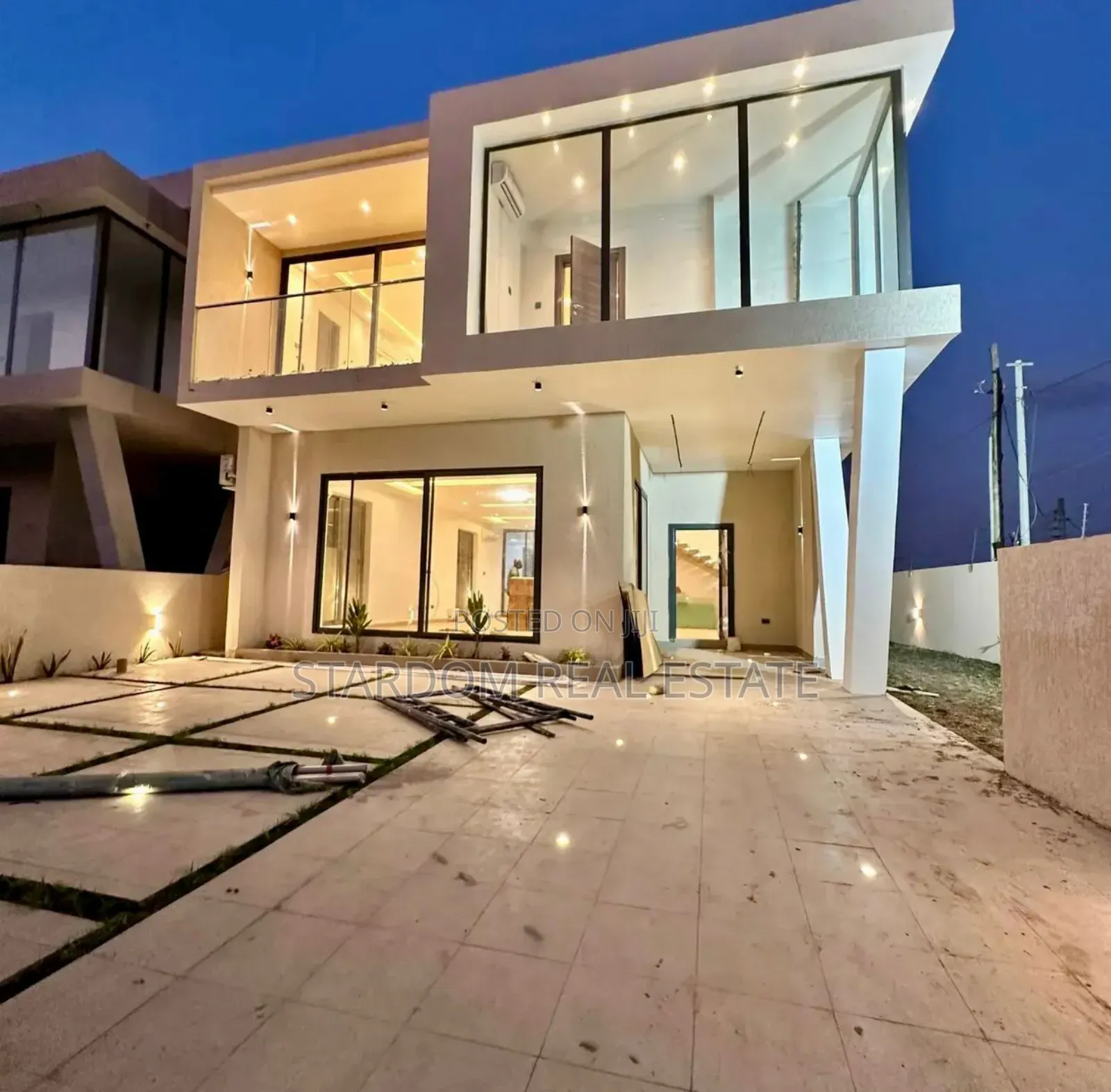 4bdrm Duplex in Adjiringanor, School Junction for sale in School Junction