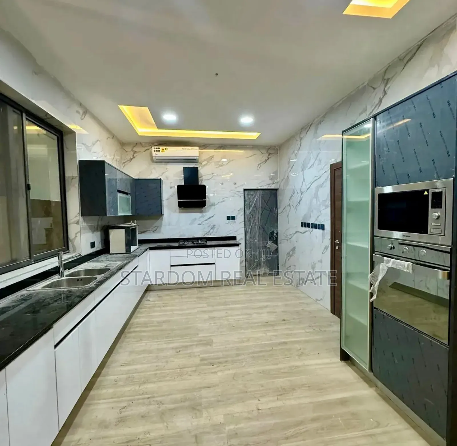 4bdrm Duplex in Adjiringanor, School Junction for sale in School Junction