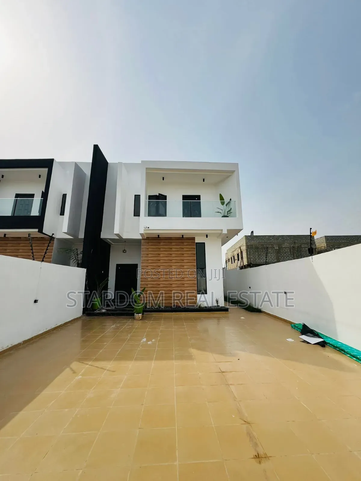 4bdrm Duplex in East Legon Hills for sale in East Legon