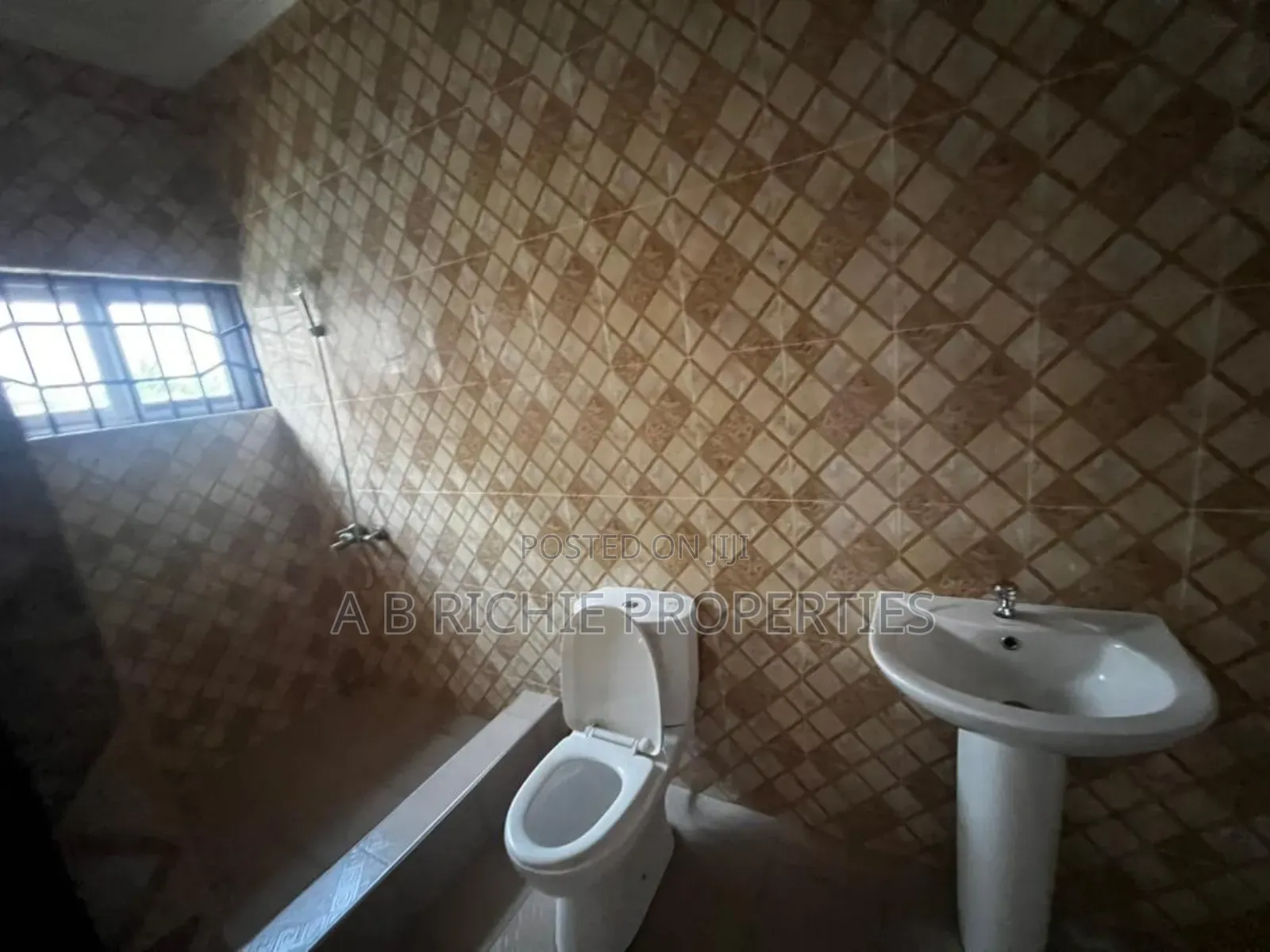 3bdrm Bungalow in Ab Richie Properties, Ashomang Estate for sale in Ashomang Estate