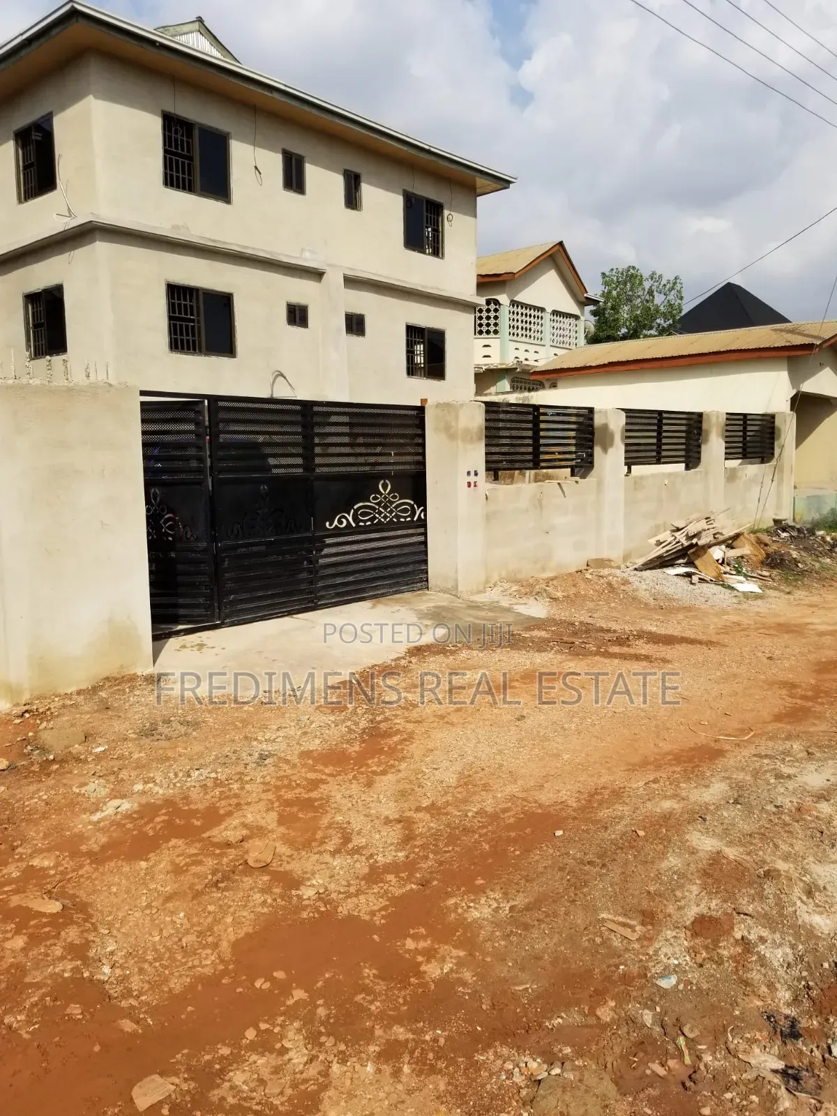 12bdrm Apartment in Fredimens Real, Kumasi Metropolitan for sale in Kumasi Metropolitan