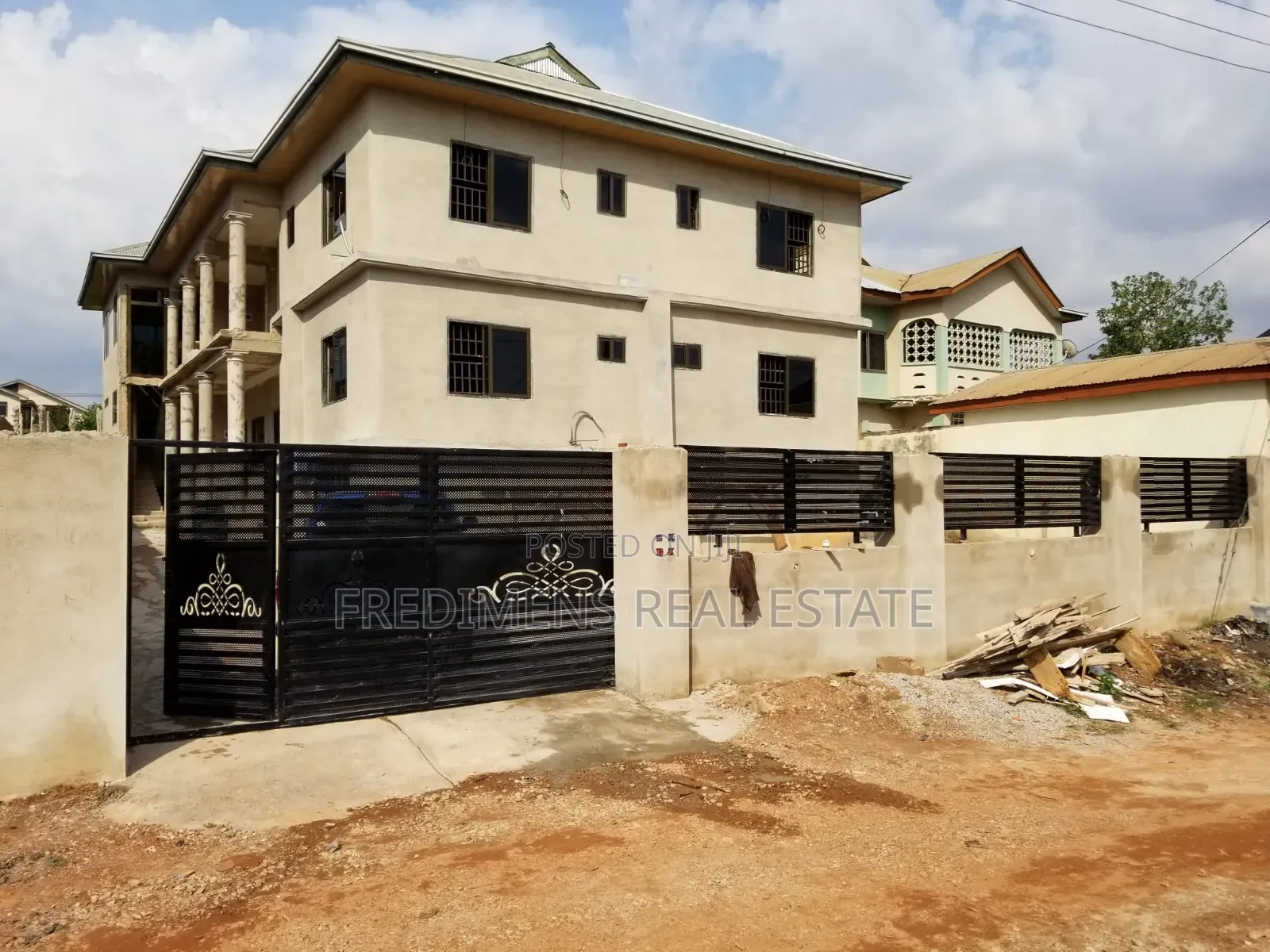 12bdrm Apartment in Fredimens Real, Kumasi Metropolitan for sale in Kumasi Metropolitan