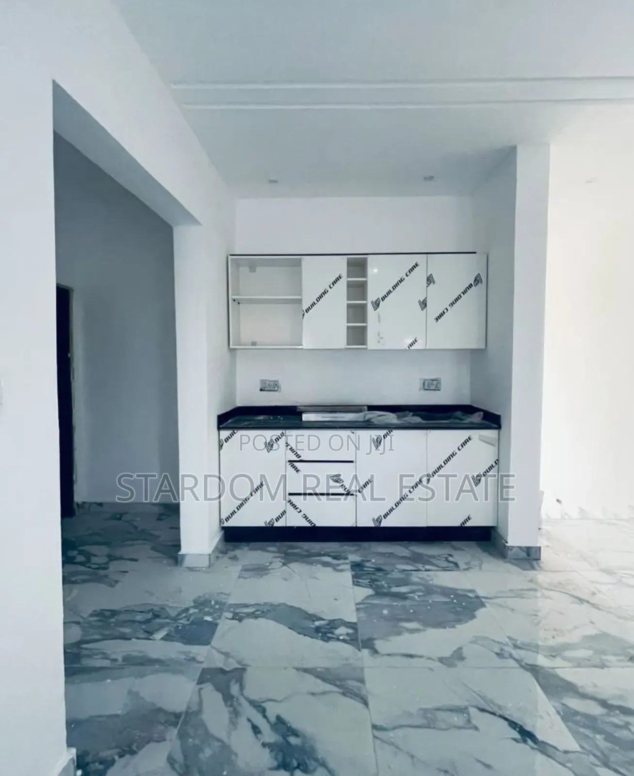 4bdrm Duplex in Lakeside Estate for sale in Lake Side Estate