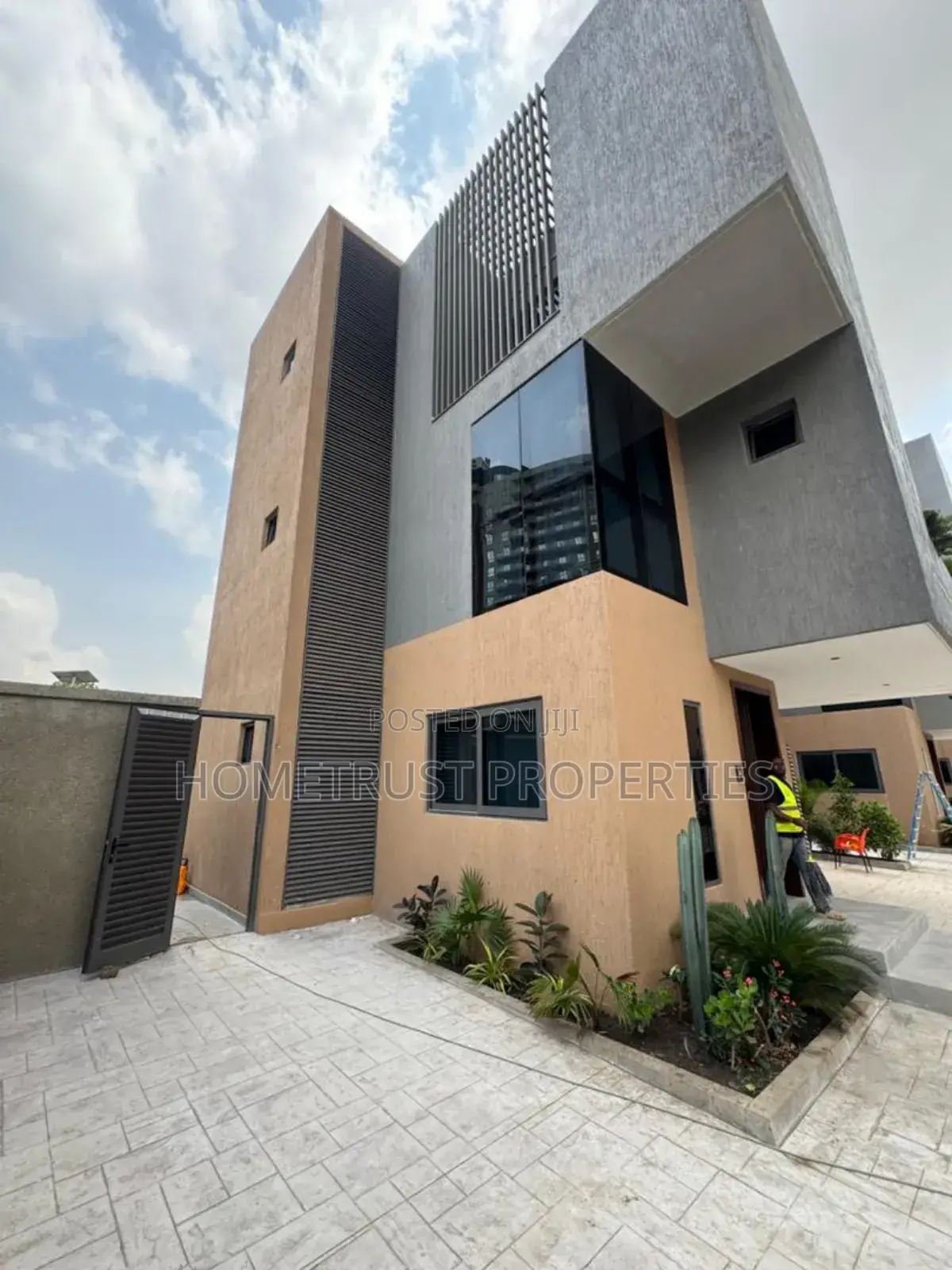 5bdrm Duplex in Hometrust Properties, Airport Residential Area for sale in Airport Residential Area
