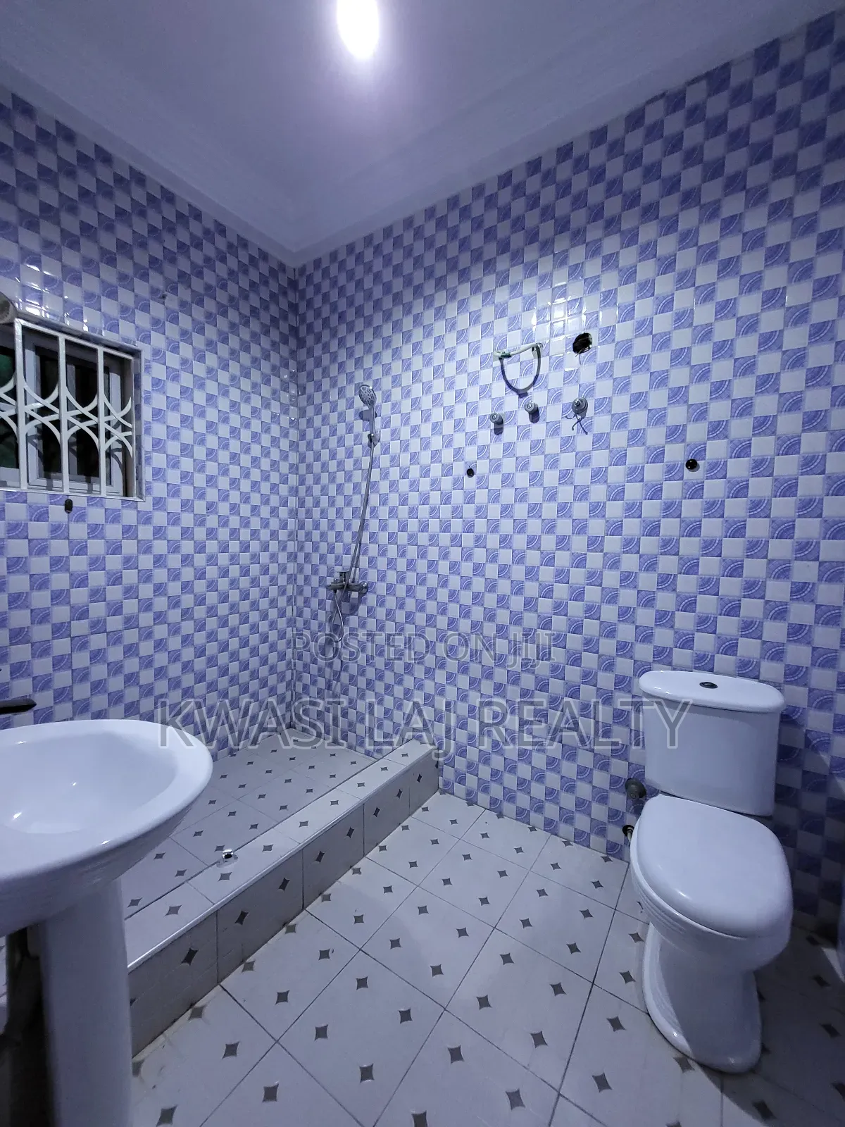 2bdrm Apartment in Tuba Junction, Weija for rent in Weija