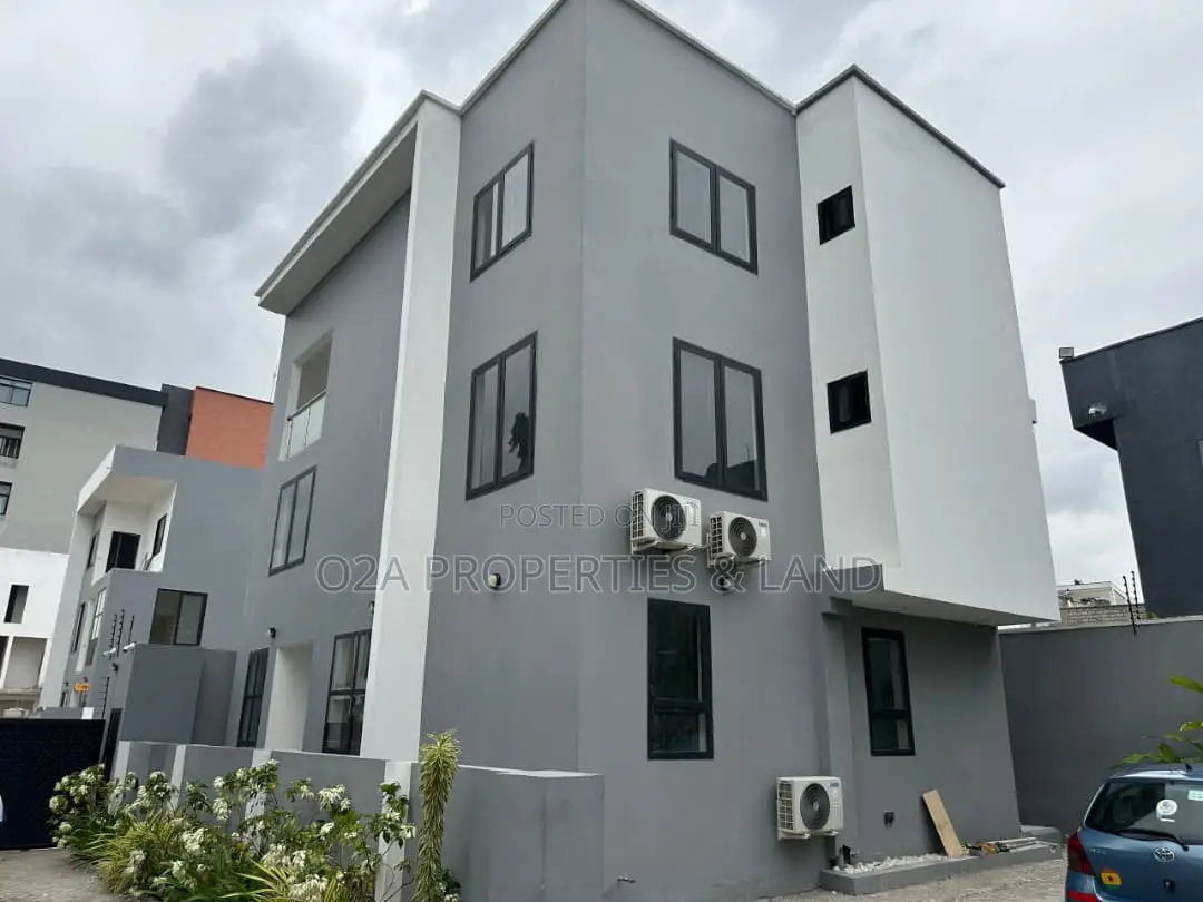 Furnished 4bdrm Townhouse / Terrace in Cantonments, Acquinas for rent in Acquinas