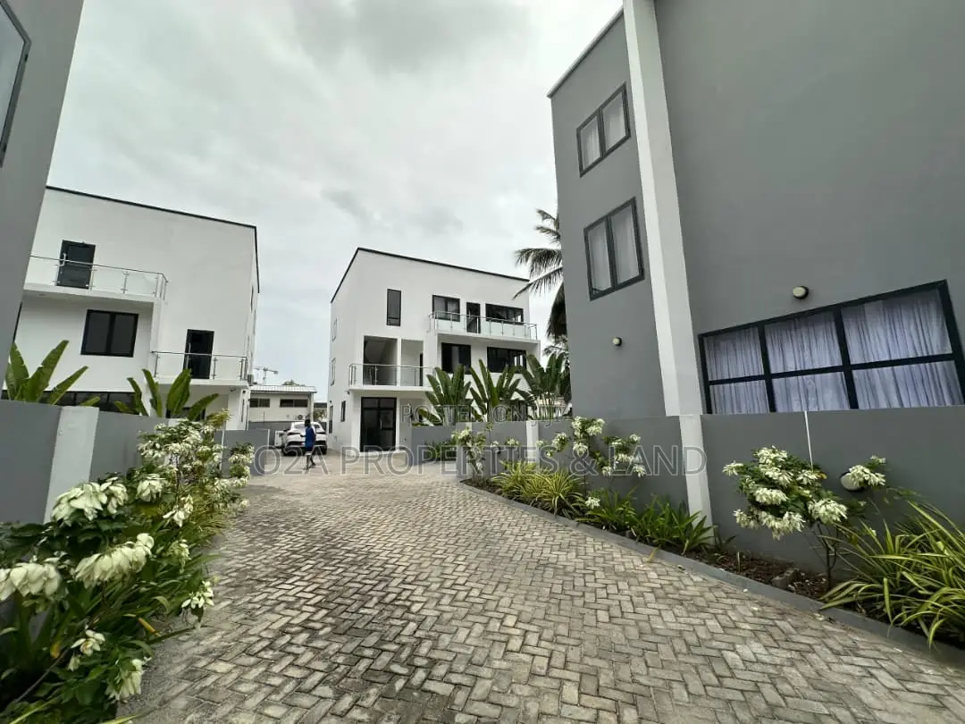 Furnished 4bdrm Townhouse / Terrace in Cantonments, Acquinas for rent in Acquinas